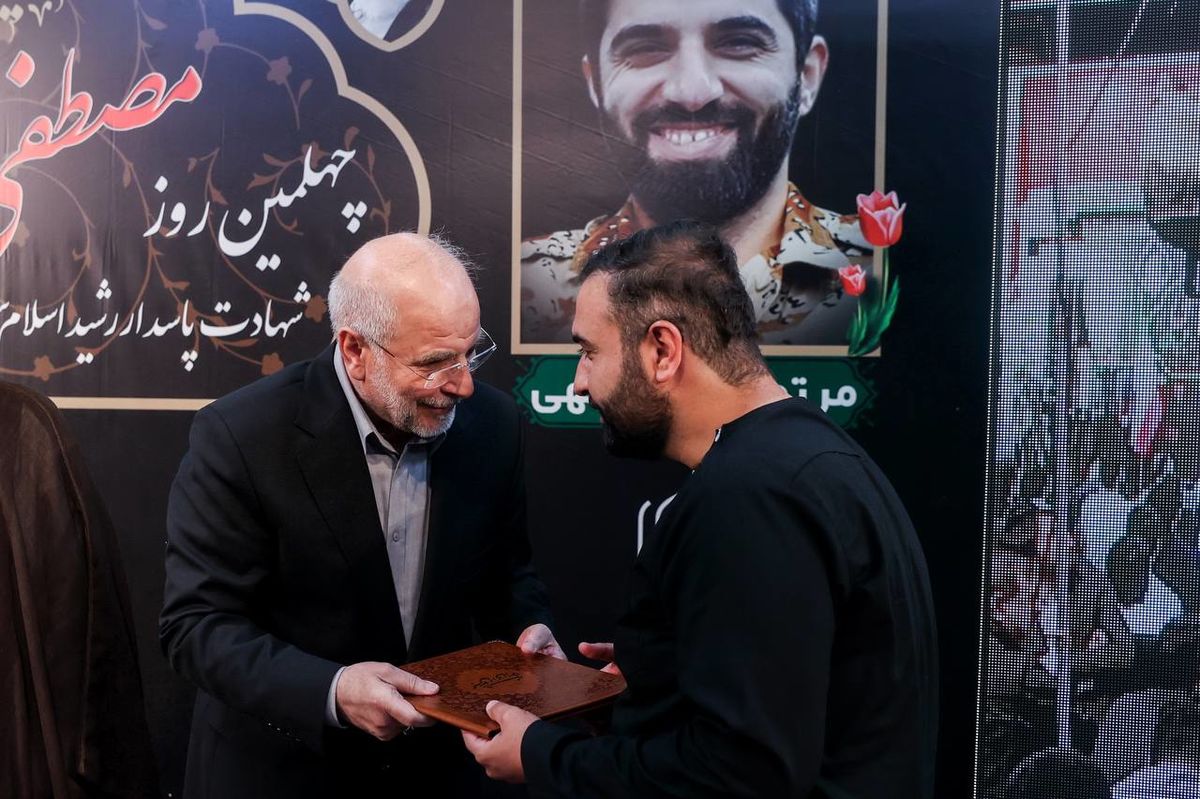 تقدیر از خانواده جهادگران آسمانی شهید محمدحسن باباخانی و شهید رشاد طریقت منفرد توسط قالیباف +عکس