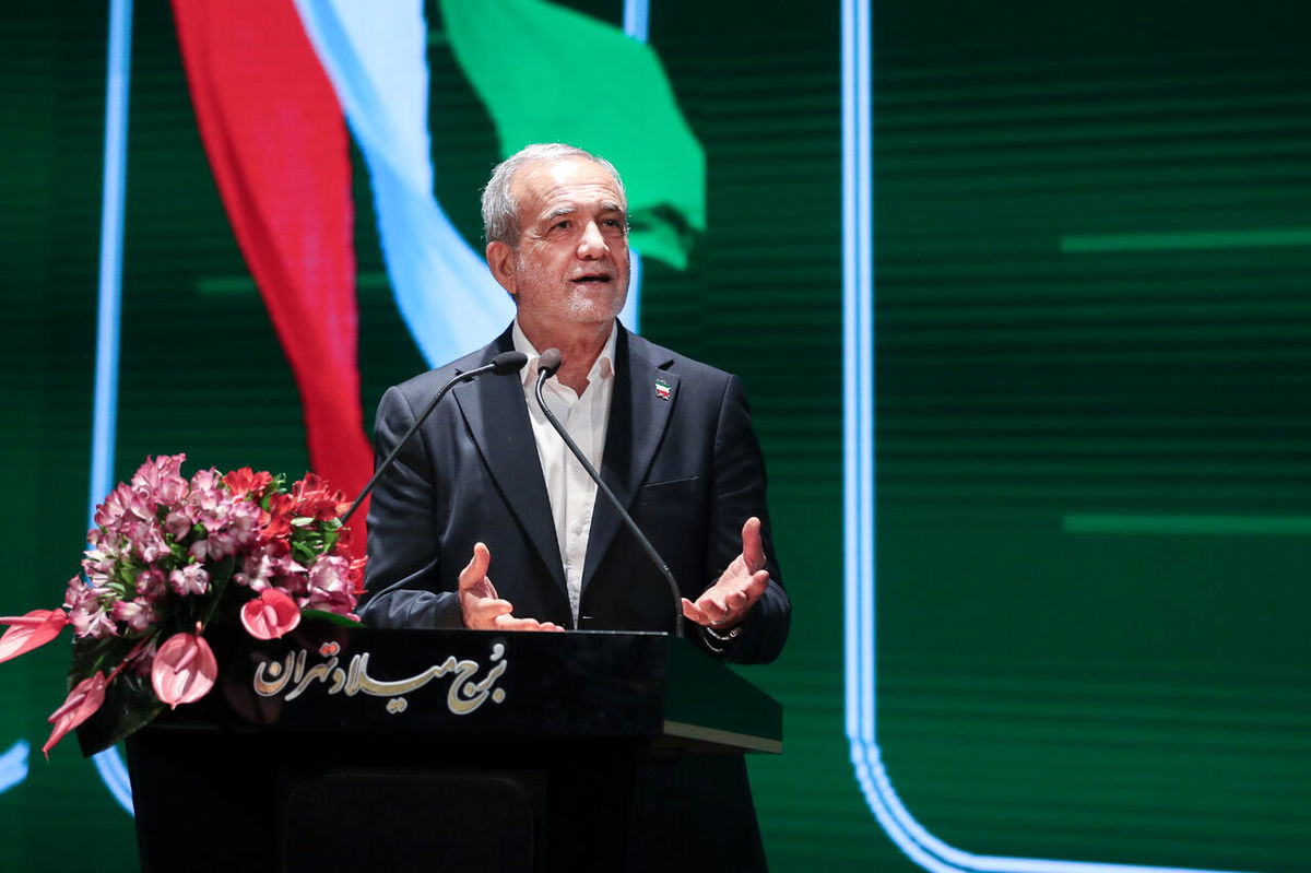 پزشکیان: نسل «Z» متفاوت از ما نیست، ما از آنها عقب مانده‌ایم