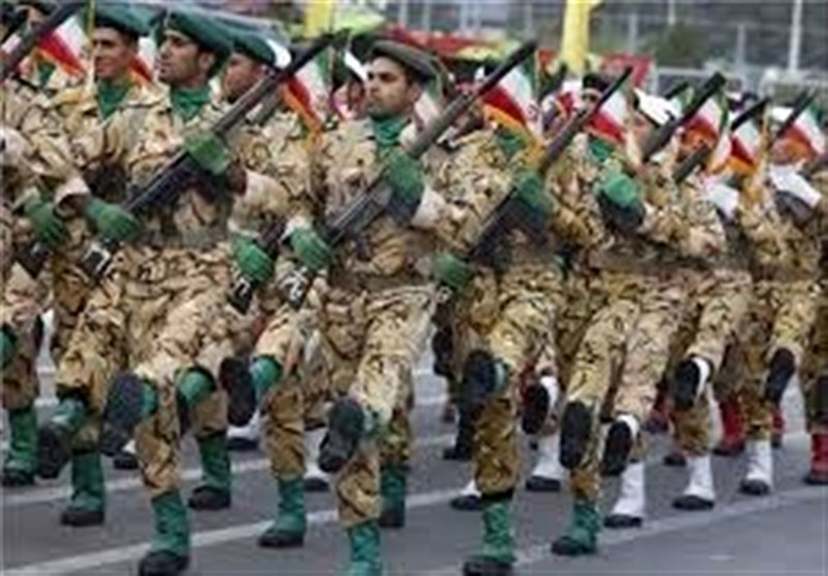 رژه ارتشیان با در دست داشتن سلاح سازمانی جدید و ایرانی مصاف