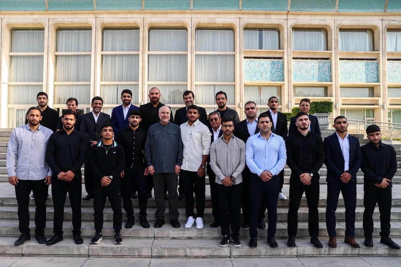 عکس یادگاری مدالآوران کشتی آزاد و فرنگی با قالیباف