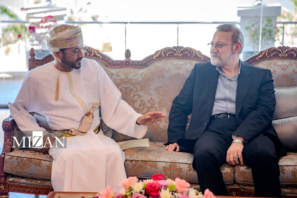 تصویر یک نامه در دیدار علی لاریجانی با وزیر خارجه عمان