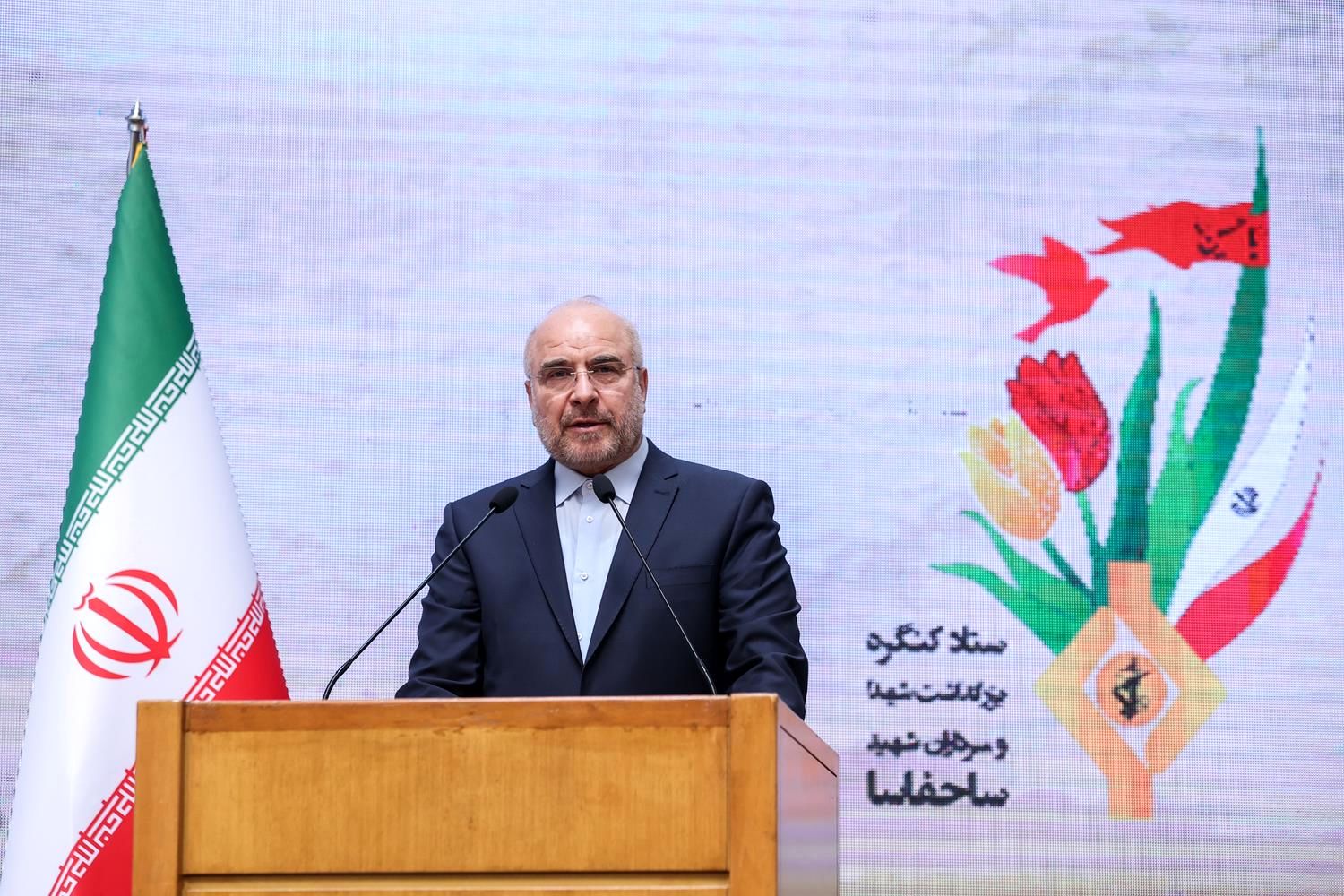 دوران دفاع مقدس میدان عبور از خود و تعلقات دنیوی بود / قدرت سپاه برخاسته از مردمی بودن است /سپاه با تسلط اطلاعاتی در منطقه همه توطئه‌ها را خنثی می‌کند