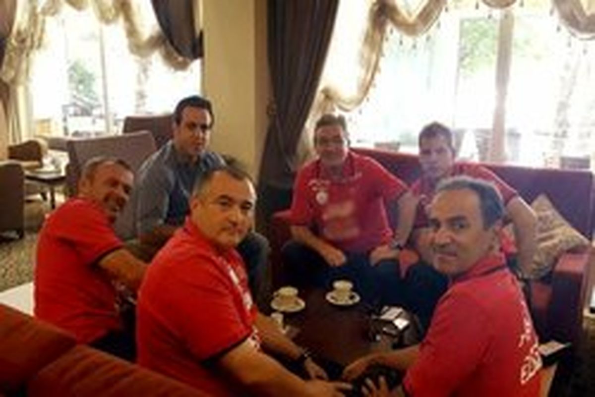 حضور علی کریمی در اردوی تیم فوتبال پرسپولیس