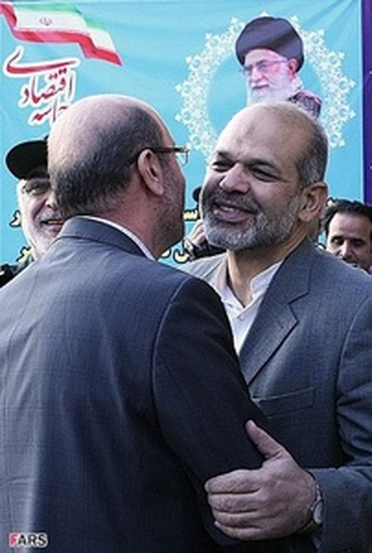 عکس/ دیده بوسی دو وزیر دفاع