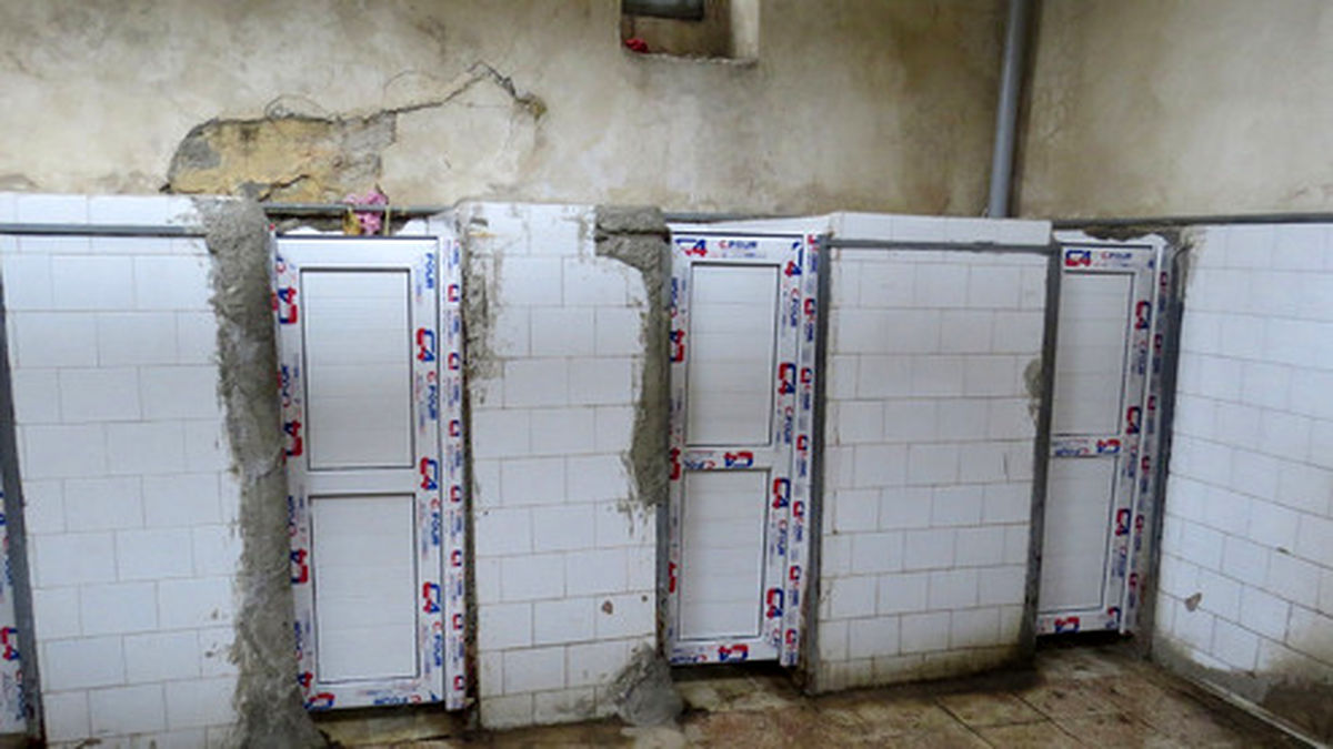 ماجرای زندگی مادر و پسری در یکی از سرویس بهداشتی‌ +عکس