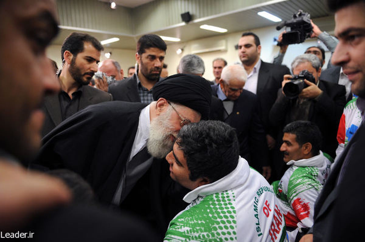 عکس/بوسه آقا بر صورت قهرمان المپیک