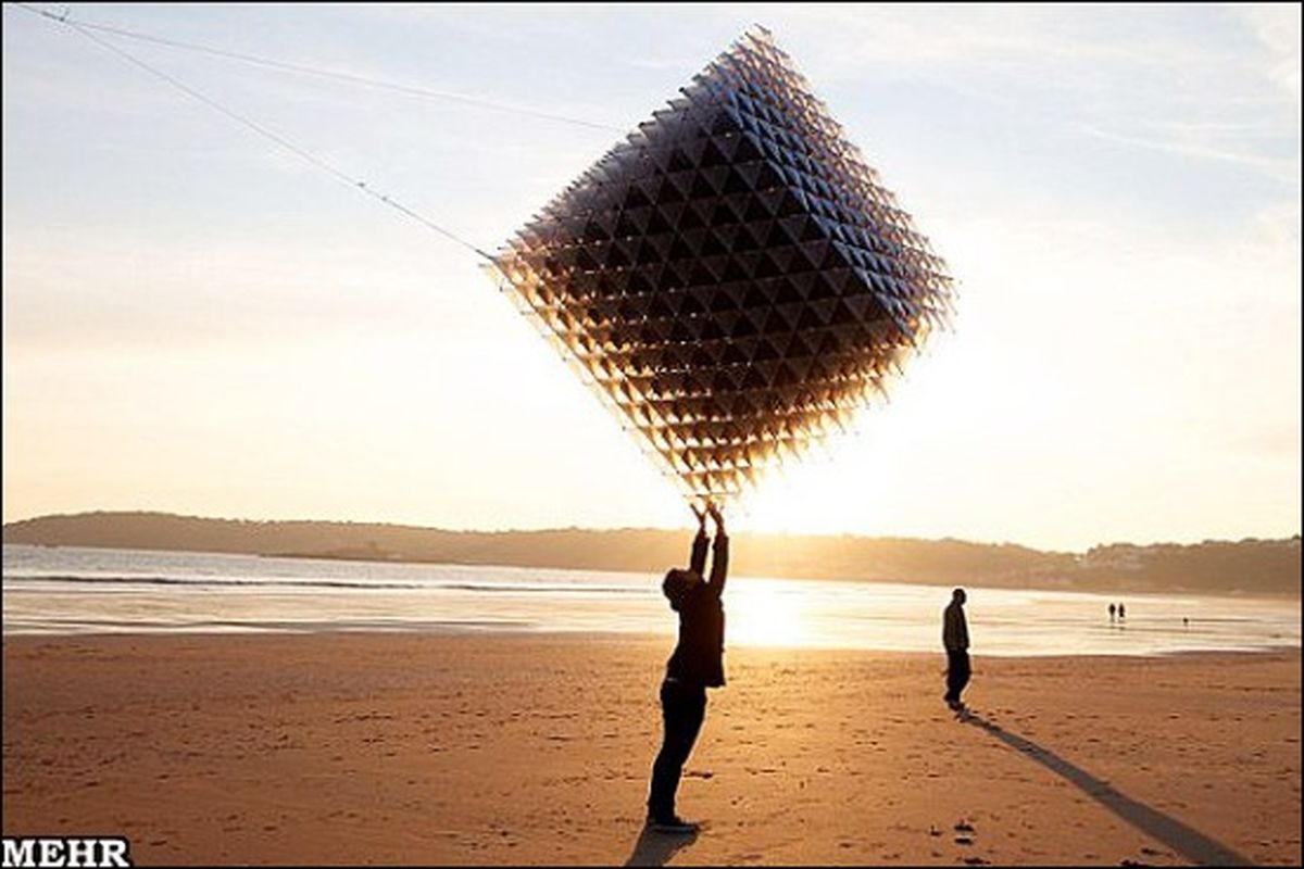 تصاویر: بادبادکی بی وزن با 23 هزار قطعه!