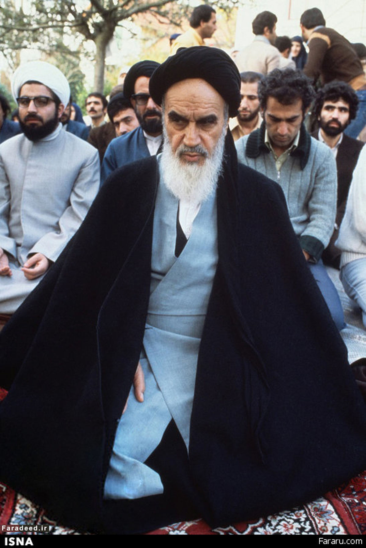 داستان عکس؛‌ روحانی پشت سر امام (ره)
