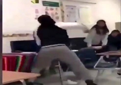 کتک کاری وحشیانه معلم عصبانی با دانش آموز در کلاس درس +فیلم