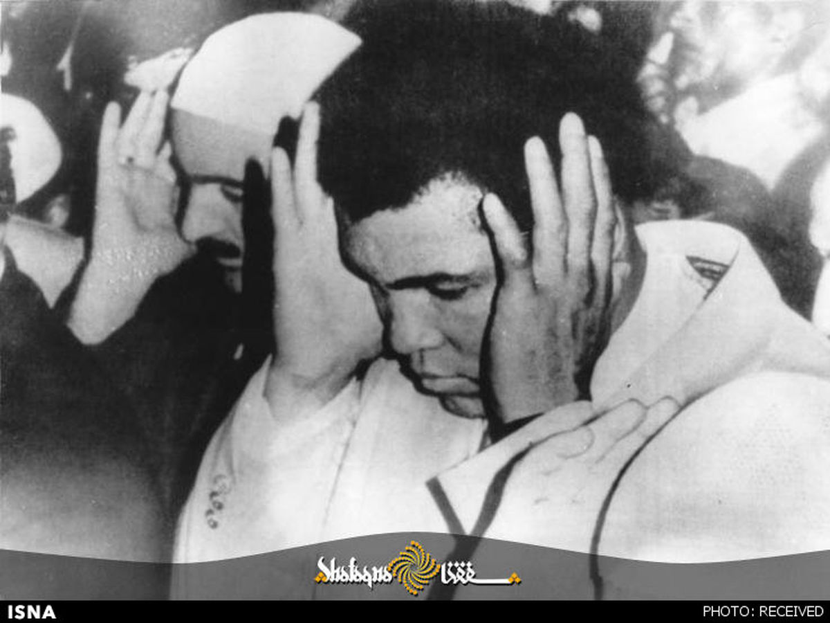 محمدعلی (کلی) در حال نماز