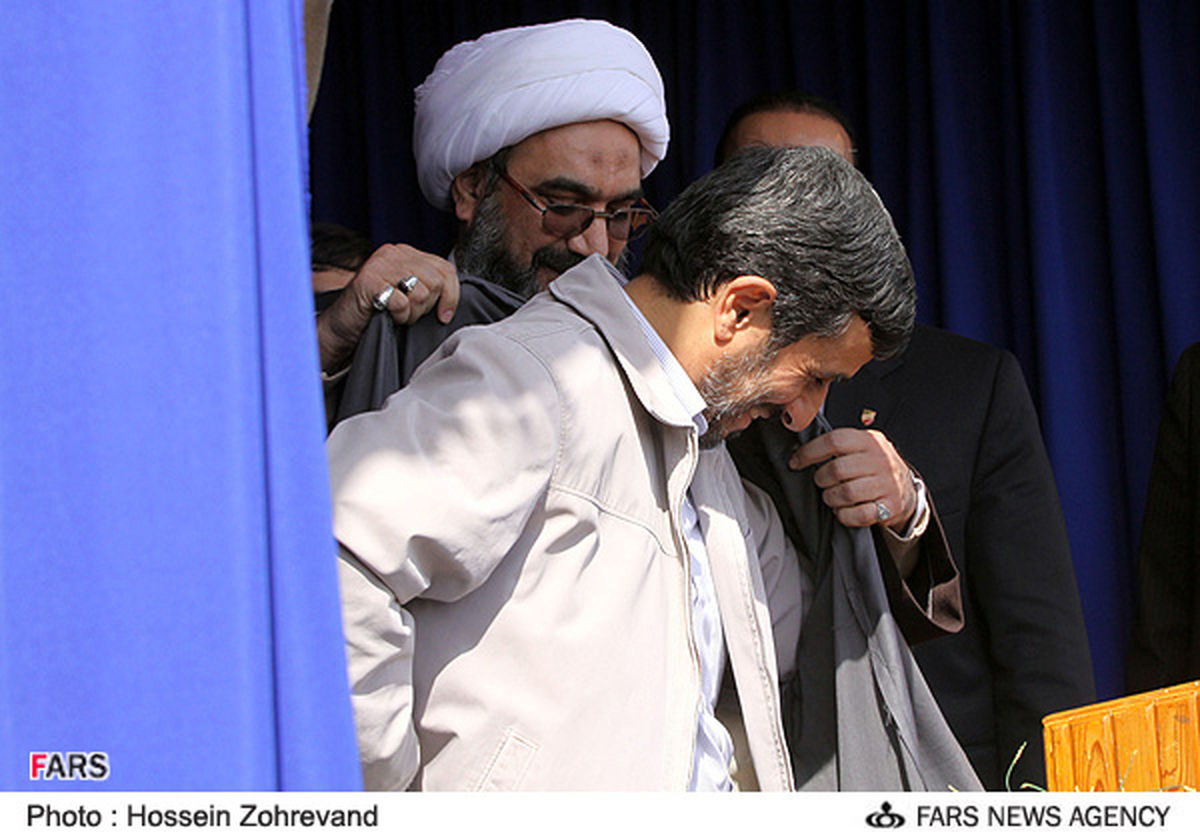 عکس: احمدی‌نژاد در لباس بوشهری