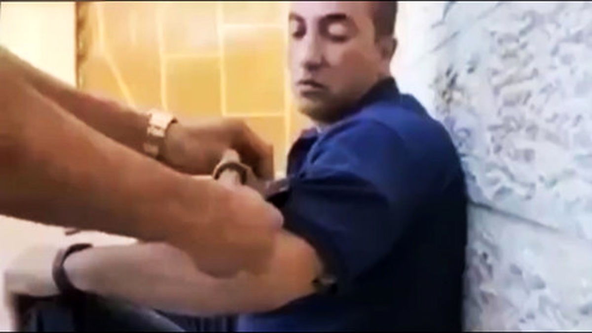 لحظات نفس گیر خارج کردن مار از آستین یک مرد +فیلم