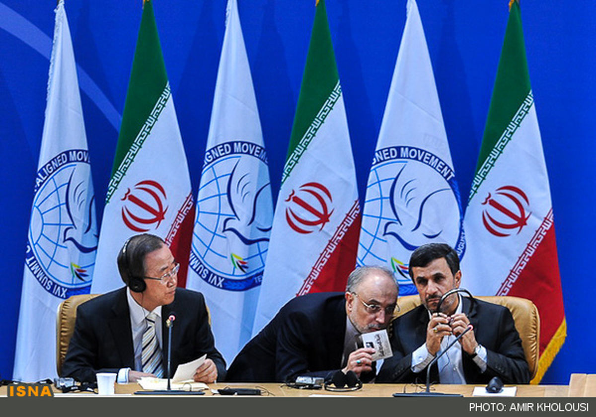 عکس/صالحی‌درگوش احمدی‌نژاد‌چه‌می‌گوید؟