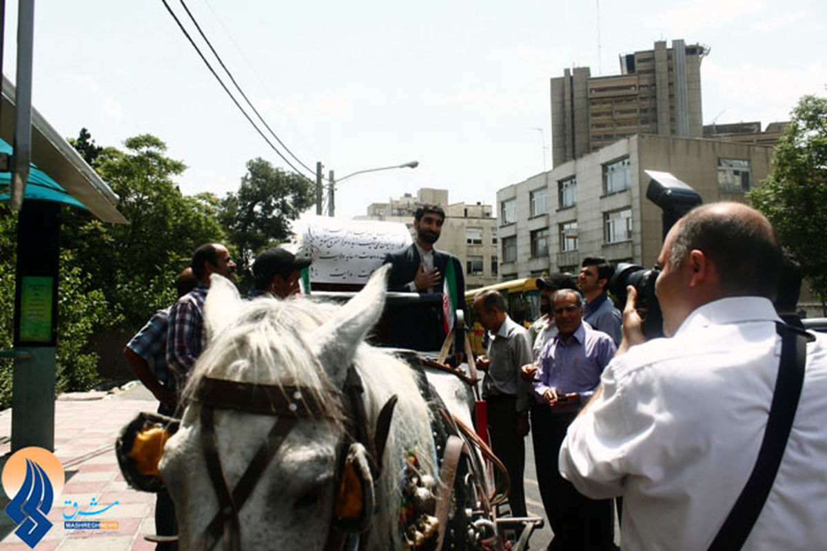تصاویر/ ثبت‌نام برای انتخابات با درشکه!