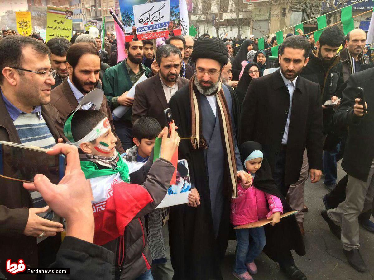 آیت الله مجتبی خامنه‌ای در راهپیمایی ۲۲ بهمن