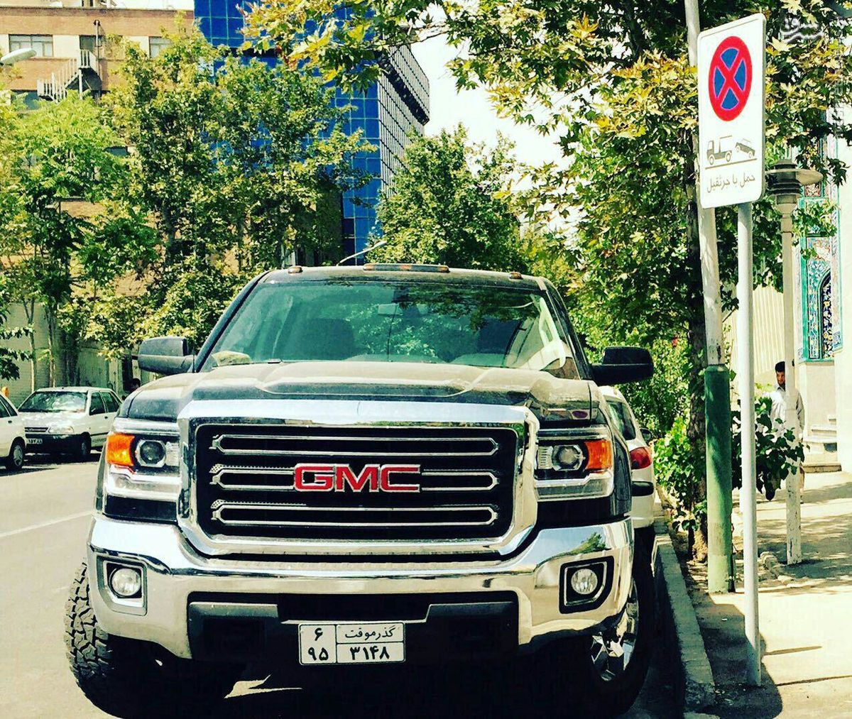 عکس: خلاف یک آمریکایی در خیابان‌های تهران