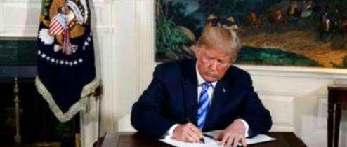 ترامپ درحال  امضاء بیانیه ضد ایرانی +عکس