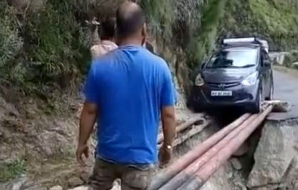 عبور دلهره آور خودرو از دره + فیلم