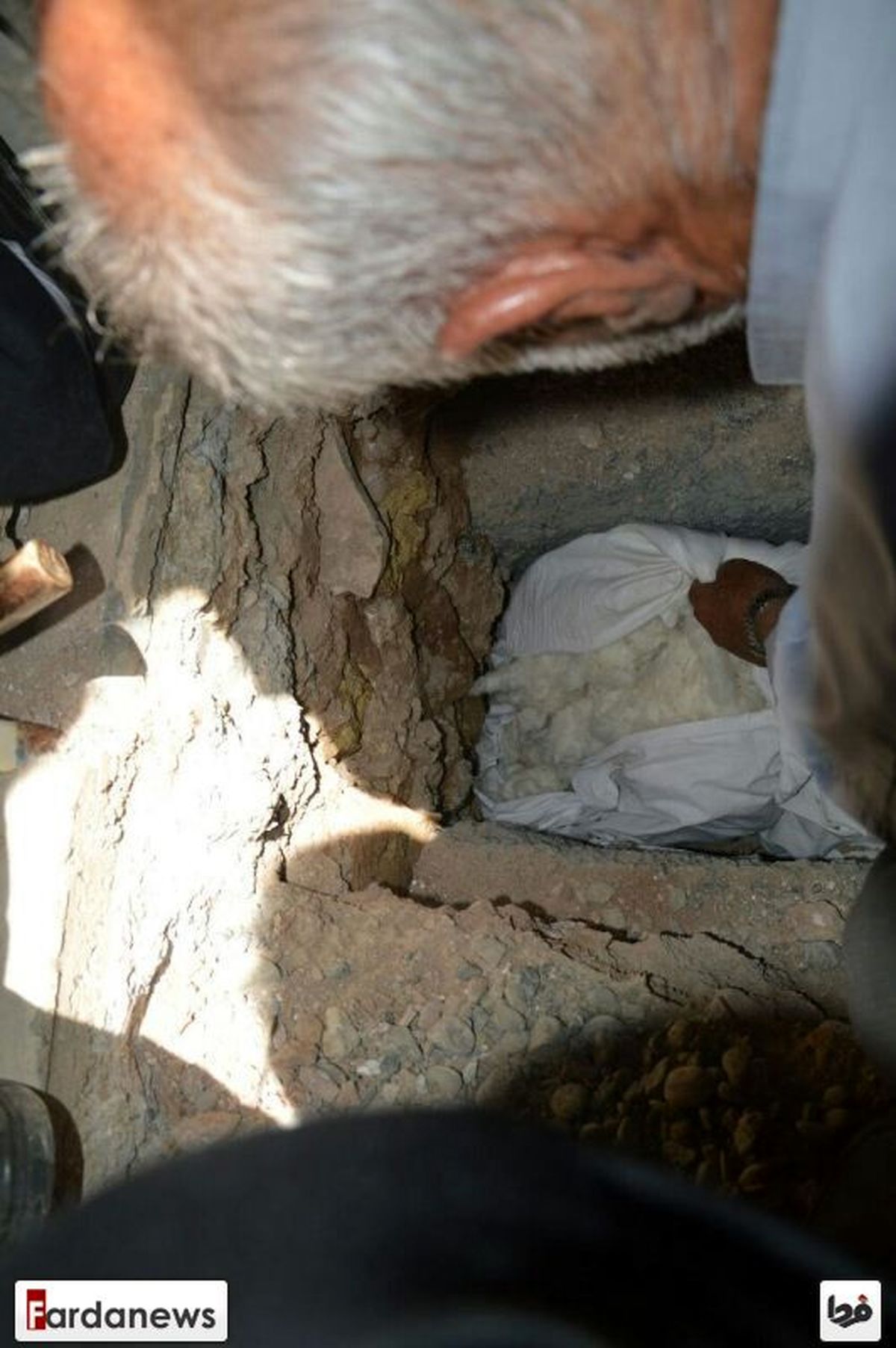 عکس: وداع با شهید اصفهانی در آخرین لحظه تدفین