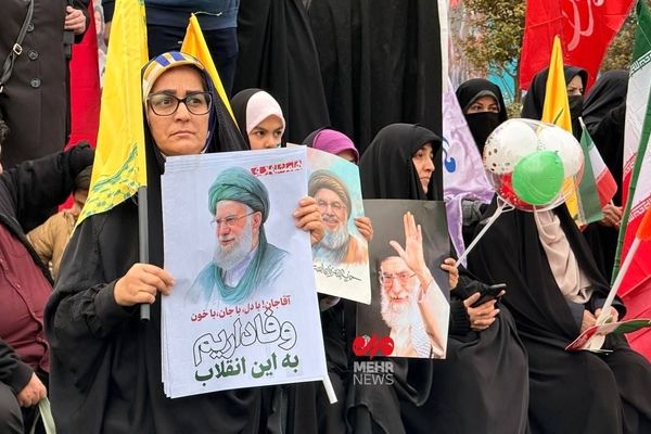 حضور زودهنگام مردم پایتخت برای راهپیمایی ۲۲ بهمن/ نمایش پهپادهای ساقط‌ شده اسرائیل در میدان آزادی/ قطعنامه راهپیمایی ۲۲ بهمن ۱۴۰۴ + فیلم و تصاویر