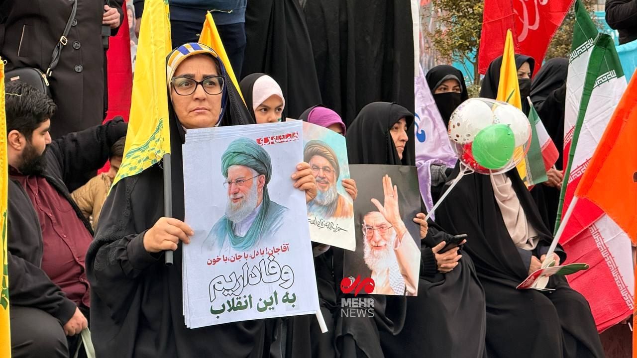 حضور زودهنگام مردم پایتخت برای راهپیمایی ۲۲ بهمن/ نمایش پهپادهای ساقط‌ شده اسرائیل در میدان آزادی/ قطعنامه راهپیمایی ۲۲ بهمن ۱۴۰۴ + فیلم و تصاویر