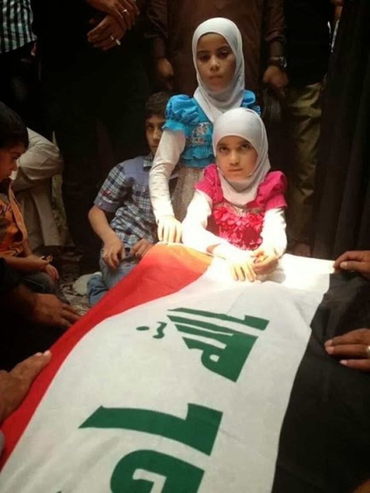 عکس/ دختران "ابوهاجر" درکنار پیکر پدر