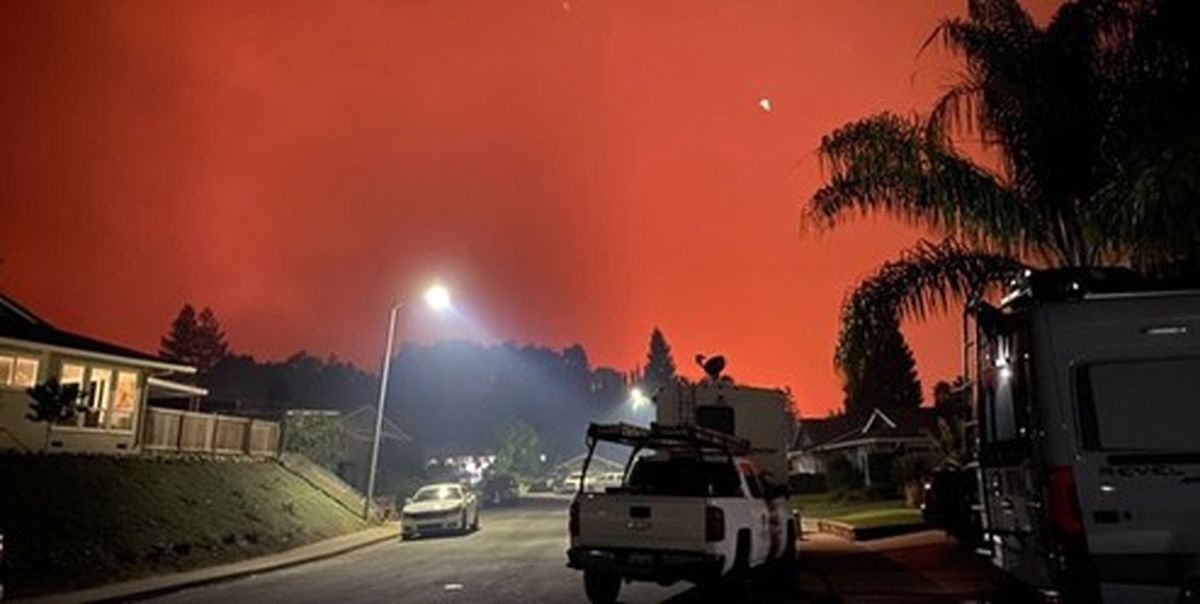 فرار مردم از آتش‌سوزی وسیع در کالیفرنیای شمالی +فیلم