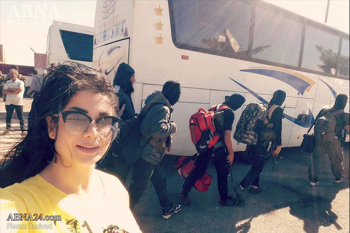 سلفی دختر سوری با تروریست های اسیر شده  +عکس