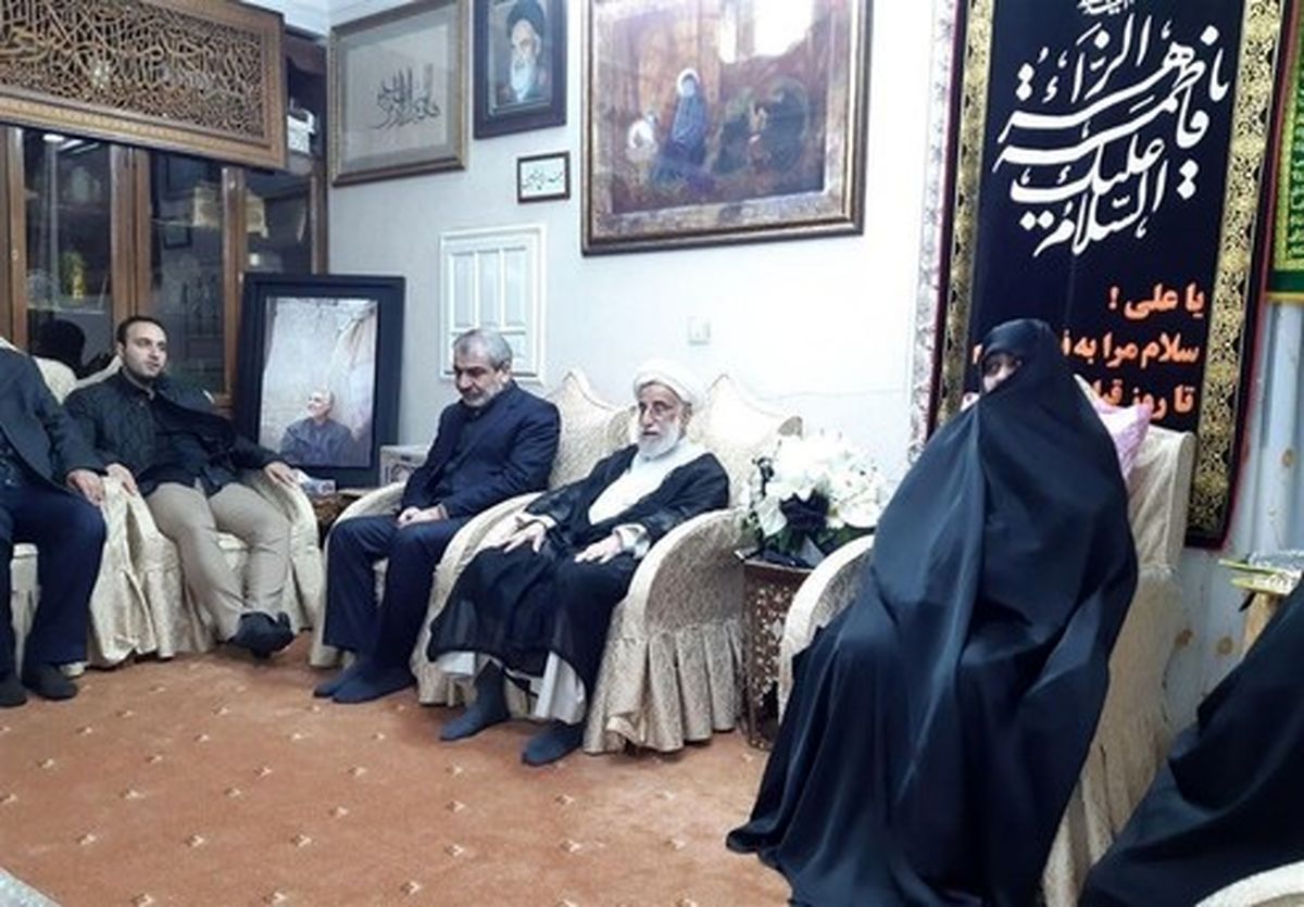 حضور آیتالله جنتی و کدخدایی در منزل سپهبد سلیمانی +عکس