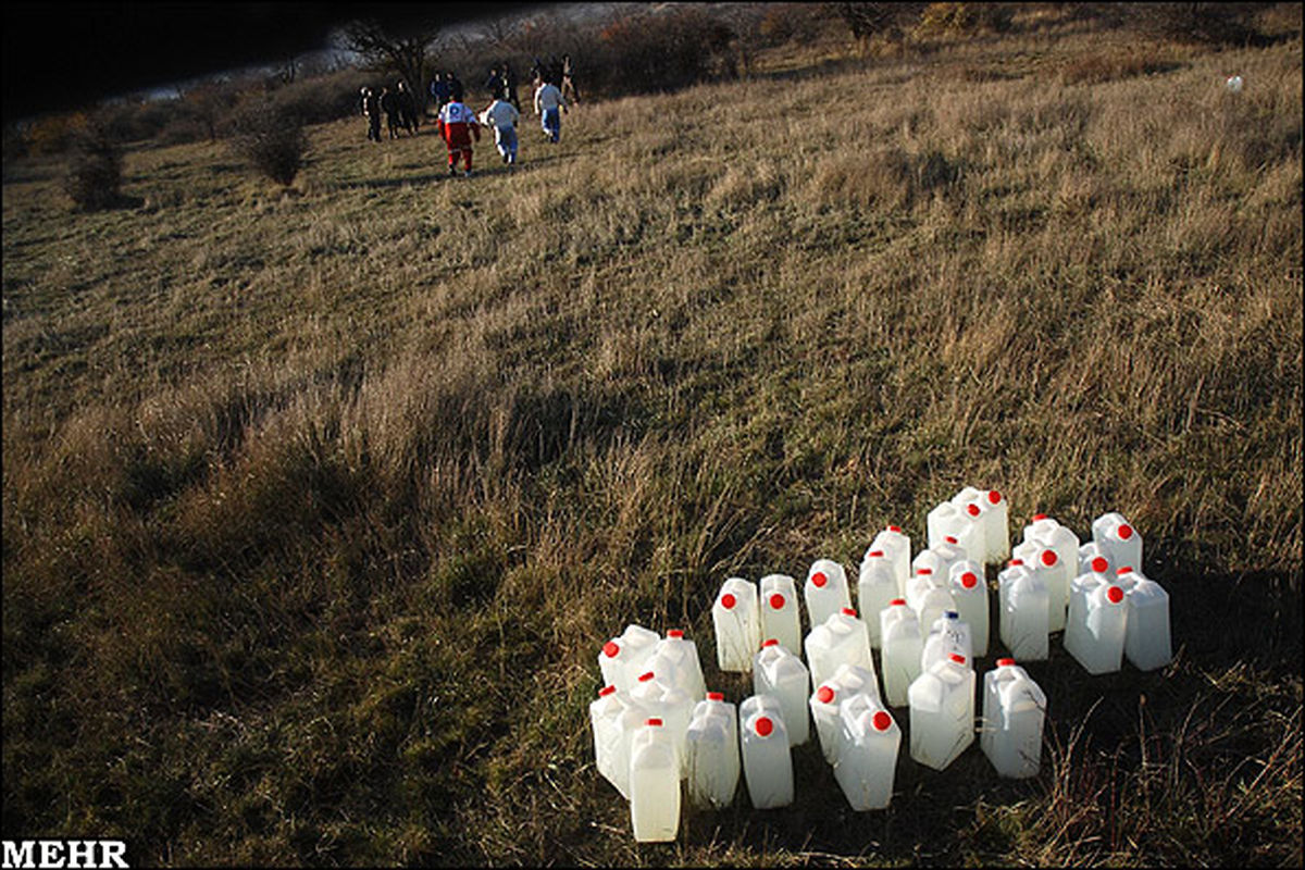 تصویر: کنترل حریق با گالن آب