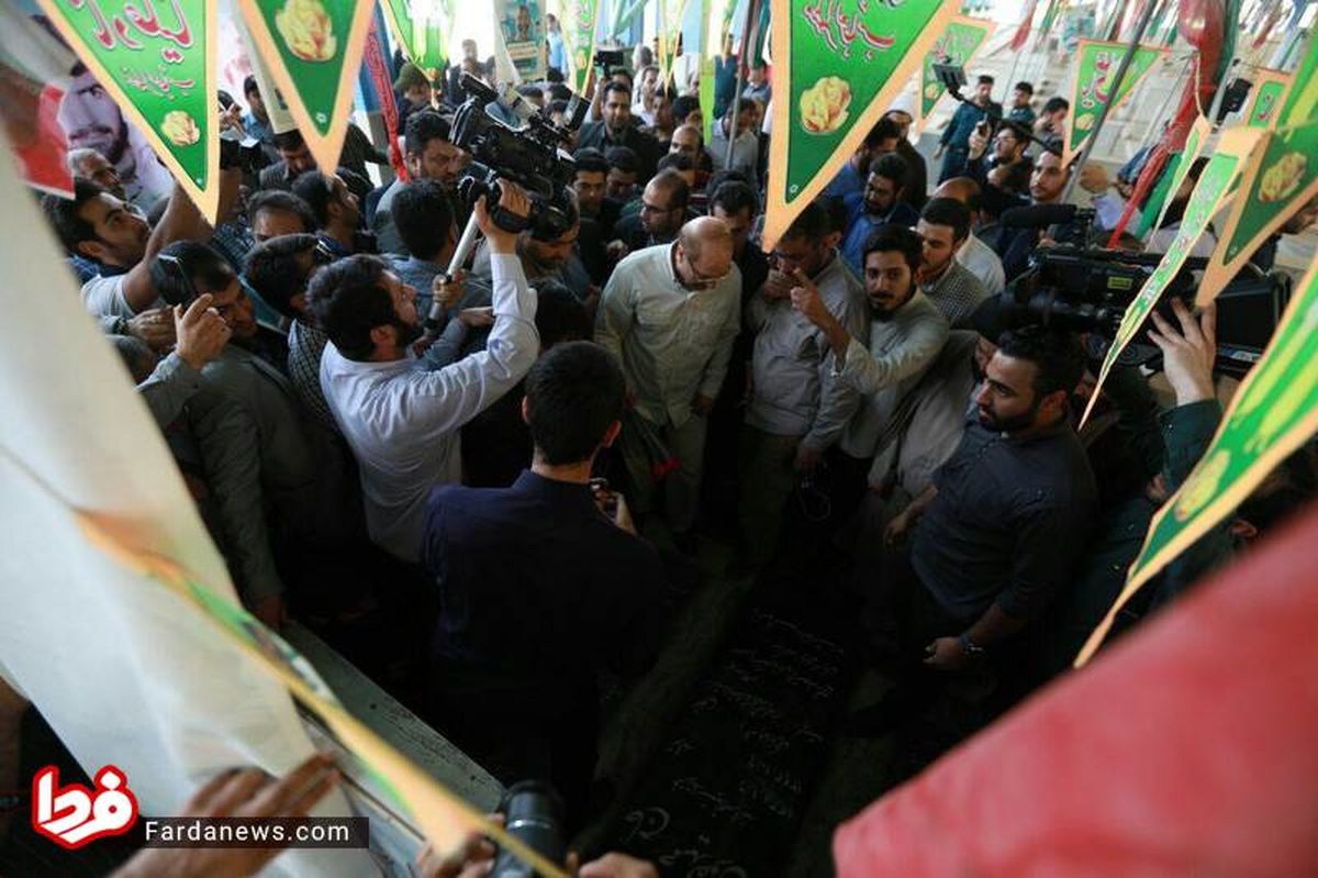 عکس: قالیباف بر مزار شهید تقوی