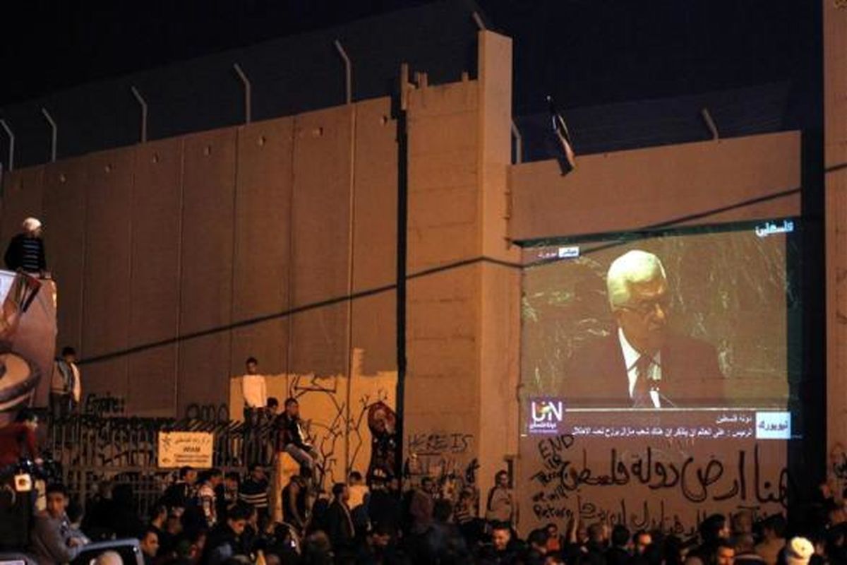 عکس/ محمود عباس روی دیوار حایل