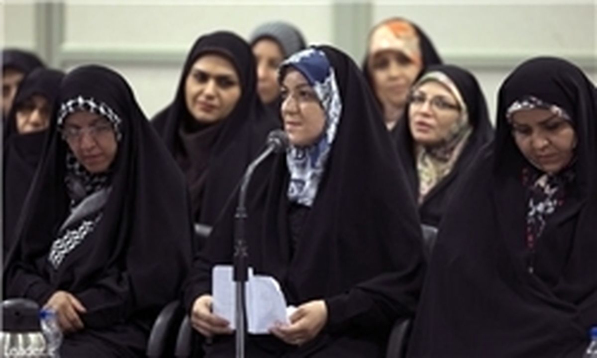 رهبر انقلاب: خوب است درباره همسران شهدا خانمها شعر بگویند