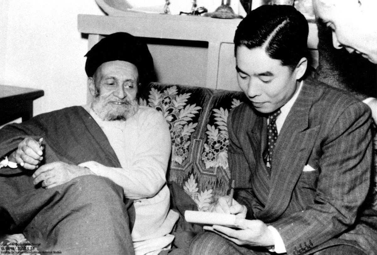عکس: مصاحبه آیت الله کاشانی با خبرنگار ژاپنی در خانهاش