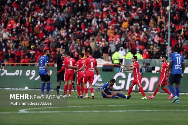 درگیری مربیان استقلال با بازیکن پرسپولیس جلوی چشم وزیر ورزش!