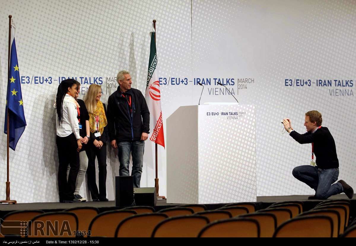عکس یادگاری خبرنگارانخارجی باپرچم ایران