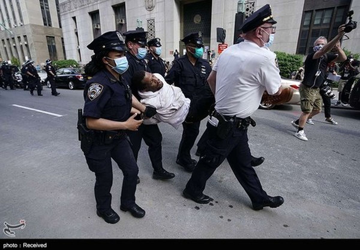 بازداشت ۱۴۰۰ آمریکایی معترض/عکاسان رویترز زخمی شدند