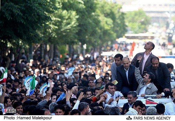 عکس/احمدی‌نژادباچه‌کسی‌احوالپرسی‌می‌کند؟