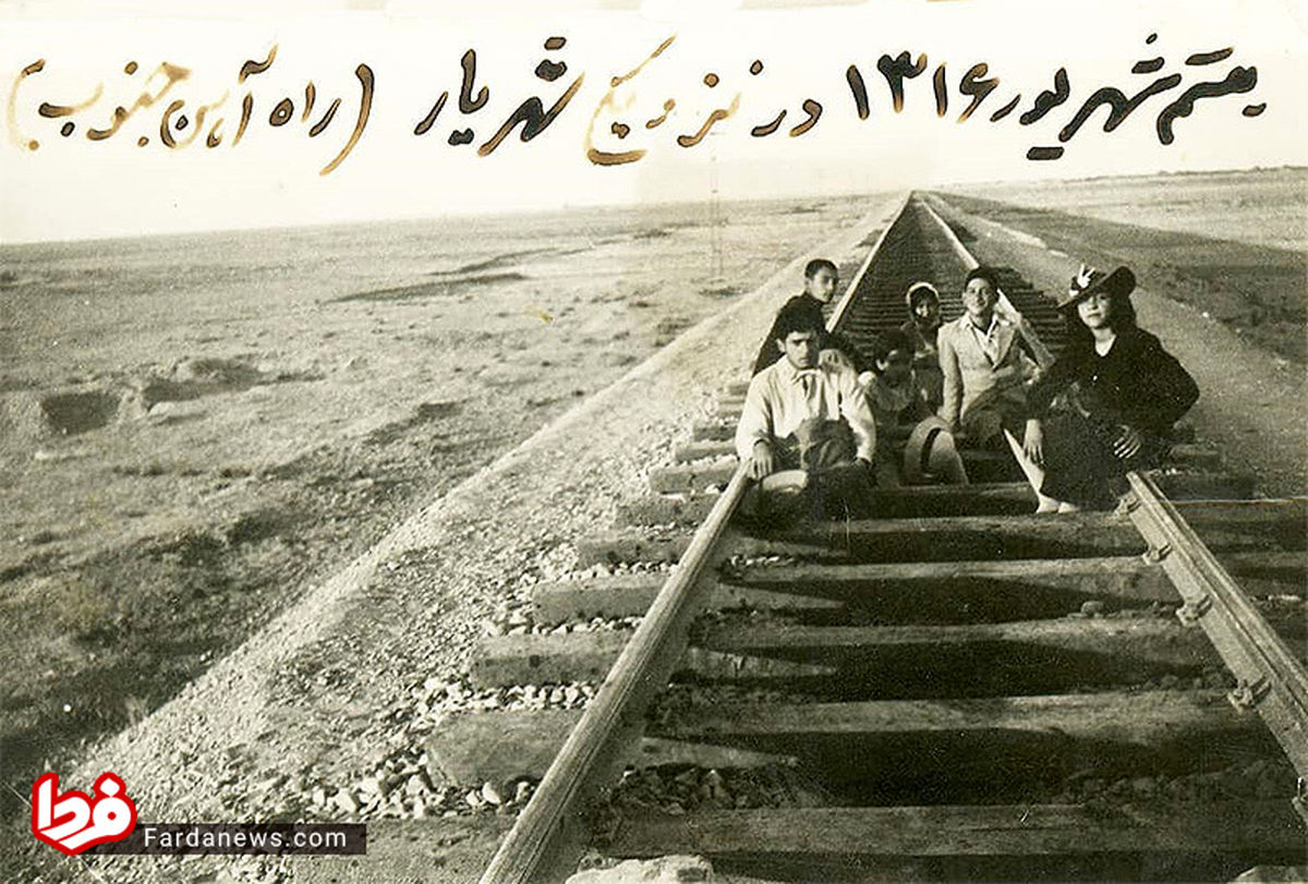 عکس یادگاری شاهزادگان قاجار روی خط آهن تهران