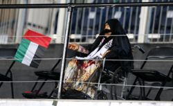 تصویری جالب از هوادار محجبه امارات +عکس