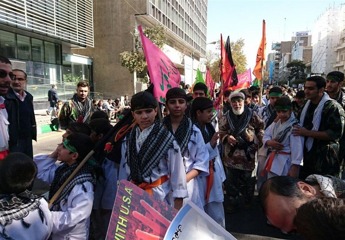 از «سلفی با وزیر» تا آتش زدن پرچم «آمریکا و اسرائیل»