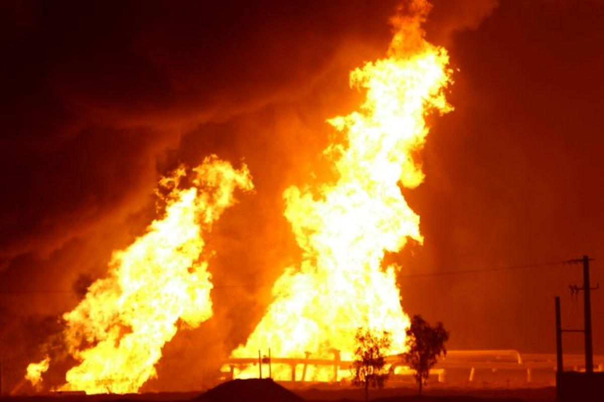 آتش سوزی ایستگاه تقویت فشار گاز در گناوه +تصاویر