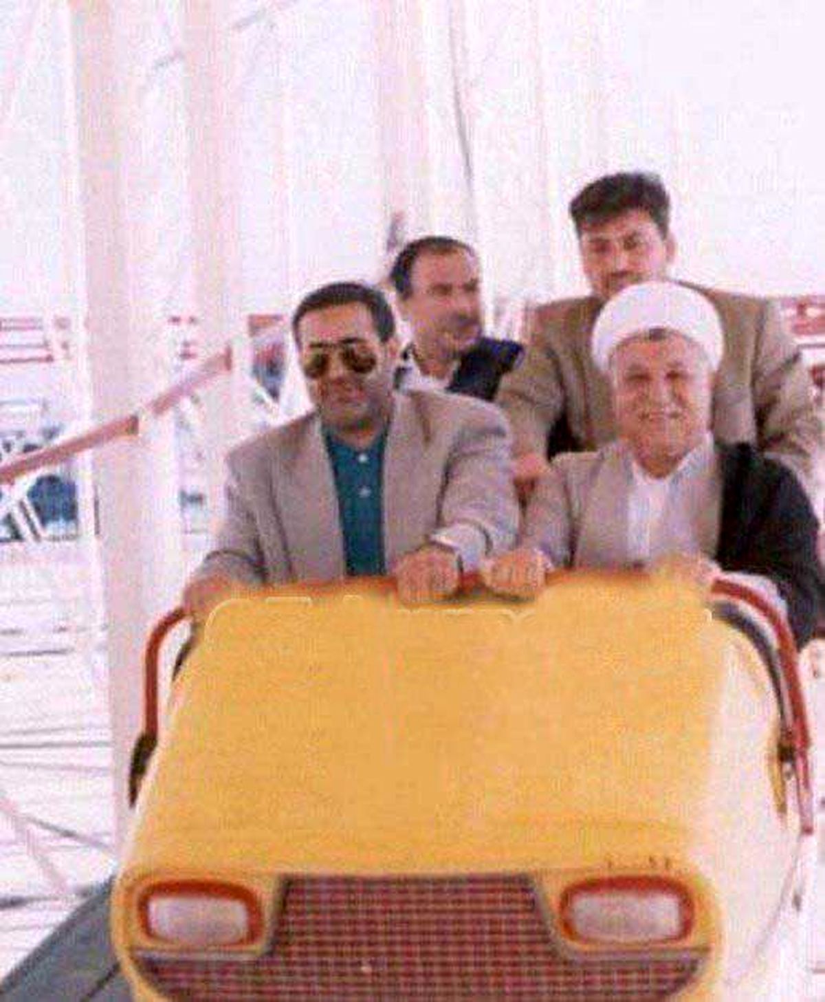 تصویر دیده نشده از مرحوم هاشمی در شهربازی