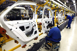 کاهش قیمت خودرو‌های داخلی از ۲۰۰ هزار تا ۵ میلیون تومان