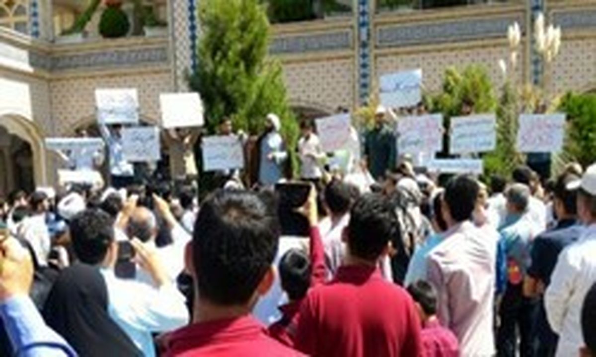 تجمع طلاب مشهدی در اعتراض به وضعیت معیشتی مردم
