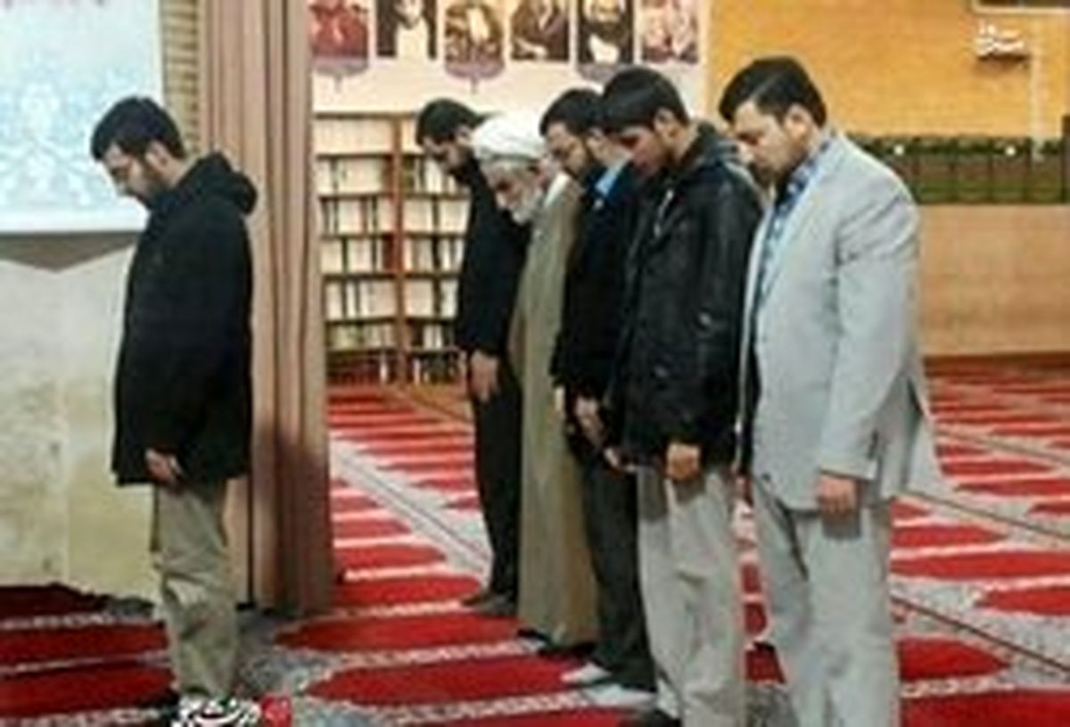 عکس: اقتدای آیتالله به دانشجو!