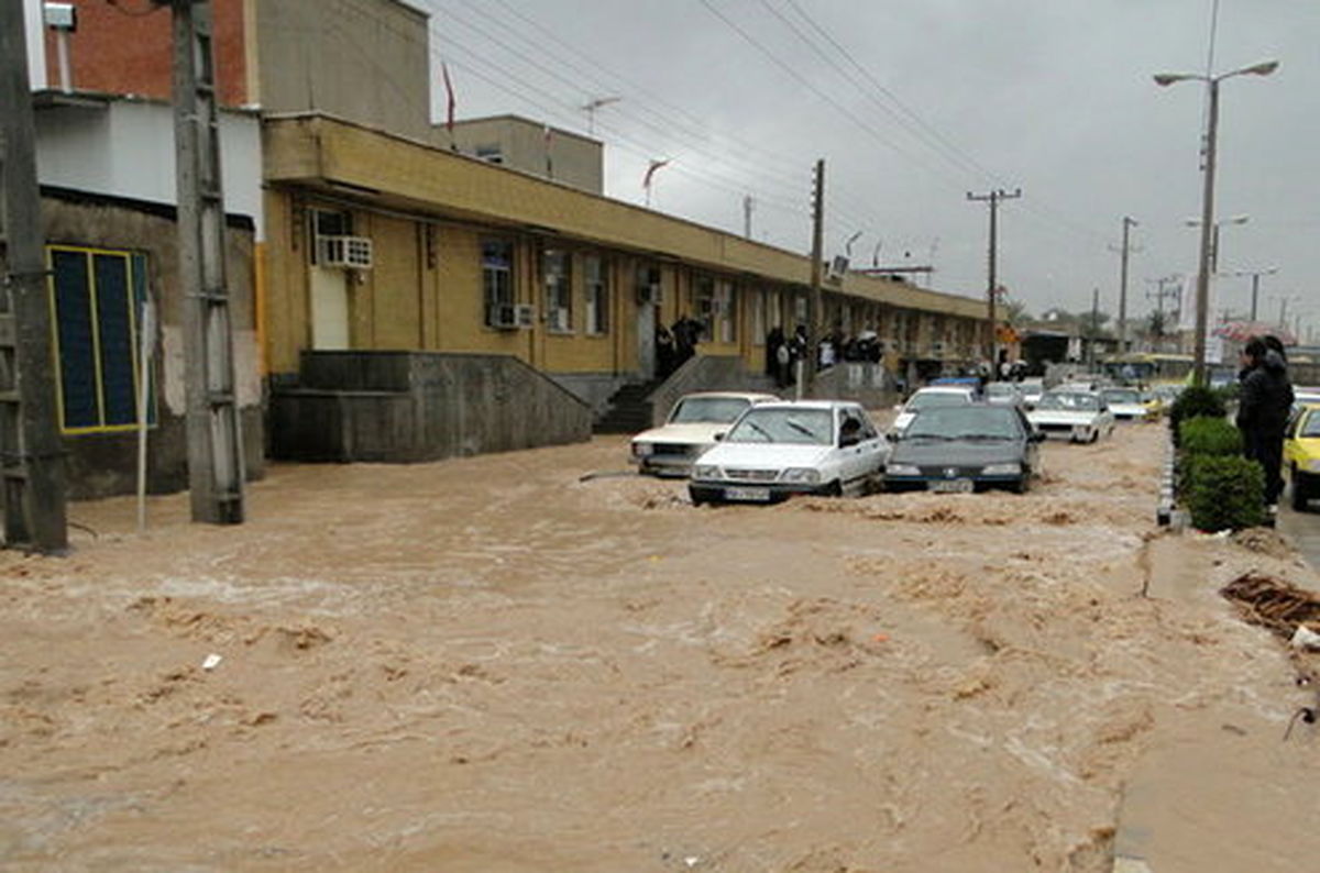 نجات ۴ سرنشین گرفتار همدانی در سیلاب