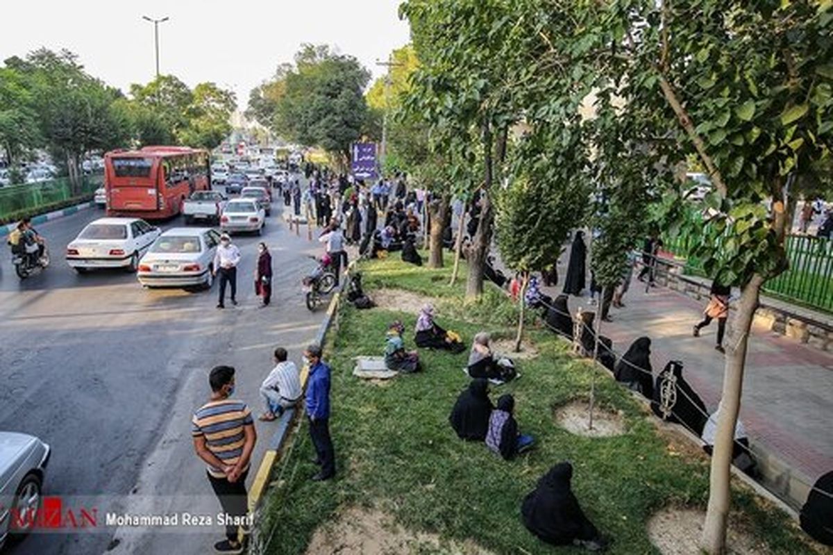 تصاویر: انتظار خانواده‌های داوطلبان کنکور بدون رعایت پروتکل بهداشتی