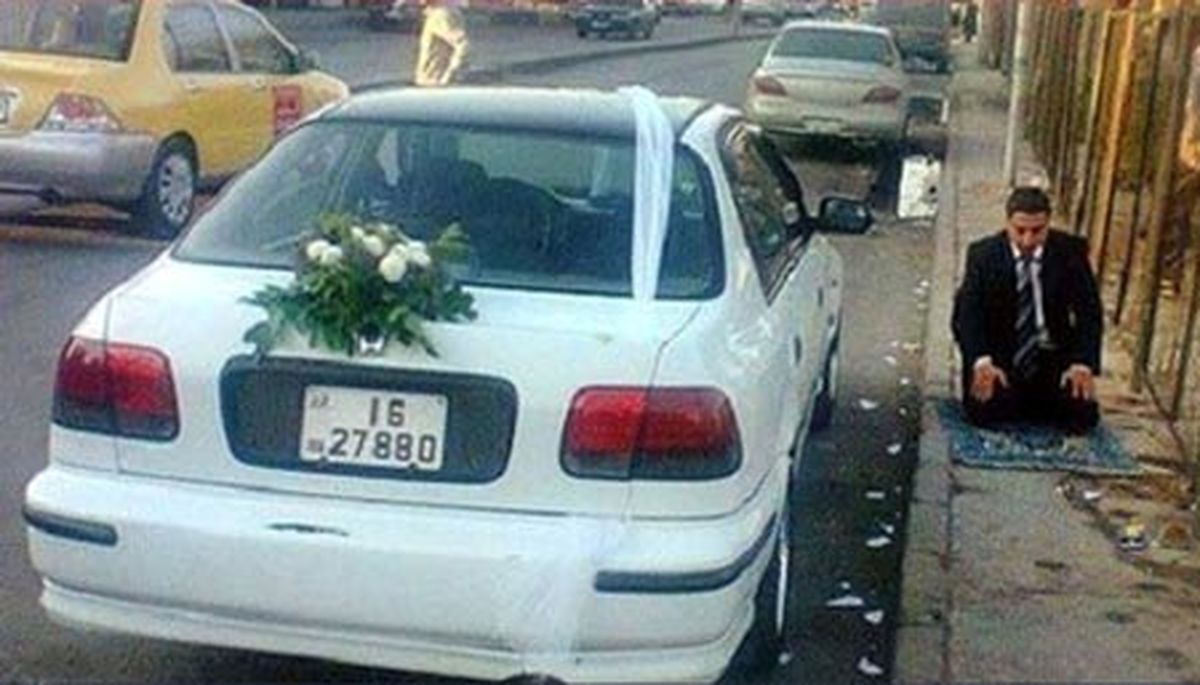 حرکت زیبای دامادکنارماشین عروس/عکس