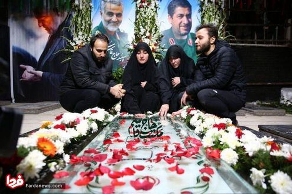 تصویری از ۴ فرزند سردار سلیمانی بر سر مزار پدر
